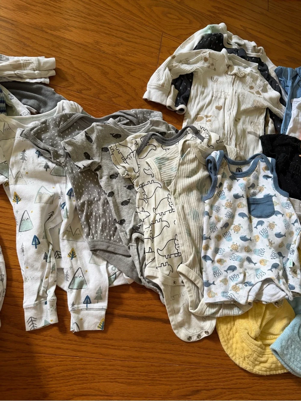 Lot of 29 baby boy Multi-Color Baby One-Piece Set with Hats 6-9 months m